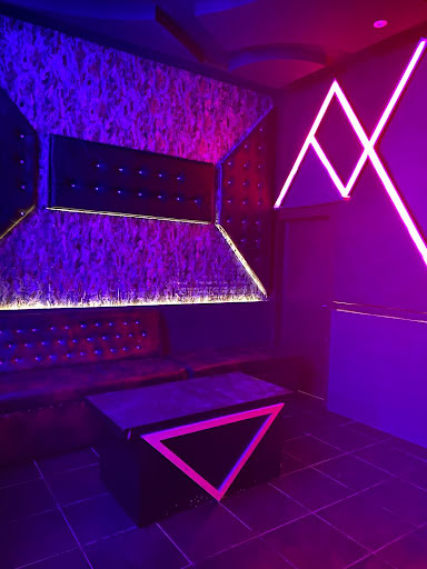 VEGAS BISTRO DAN KARAOKE