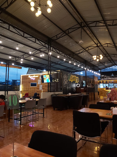 D'Manggo Cafe & Rooftop