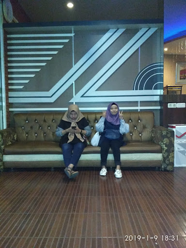 Luckys FAMILY KAROKE & CAFE
